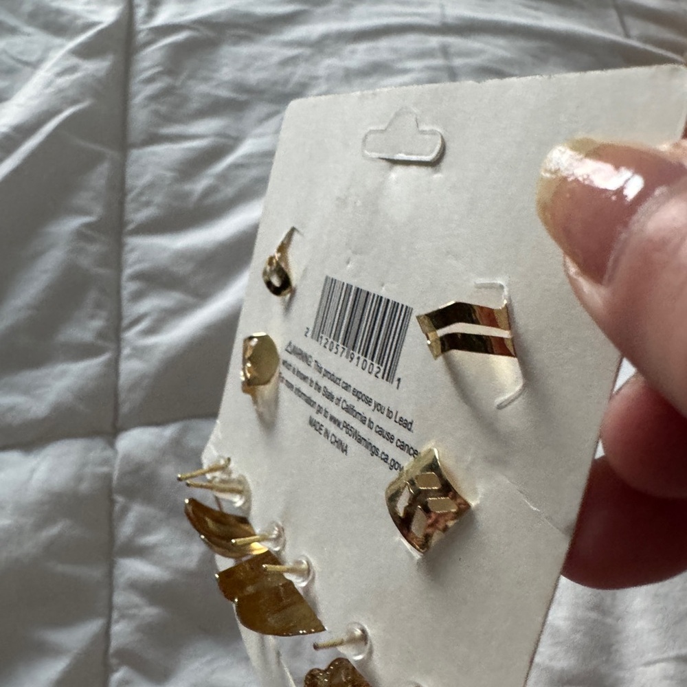 Source Unknown Gold Earring Collection - Picture 6 of 7